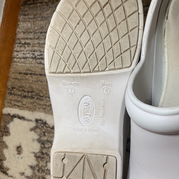 Women’s Slip-Resistant Nurse Clogs - Picture 8 of 8